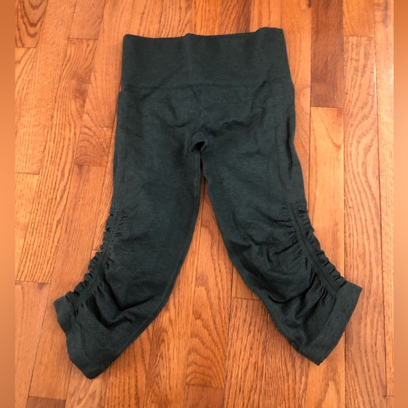 Lululemon cropped leggings - Picture 2 of 3